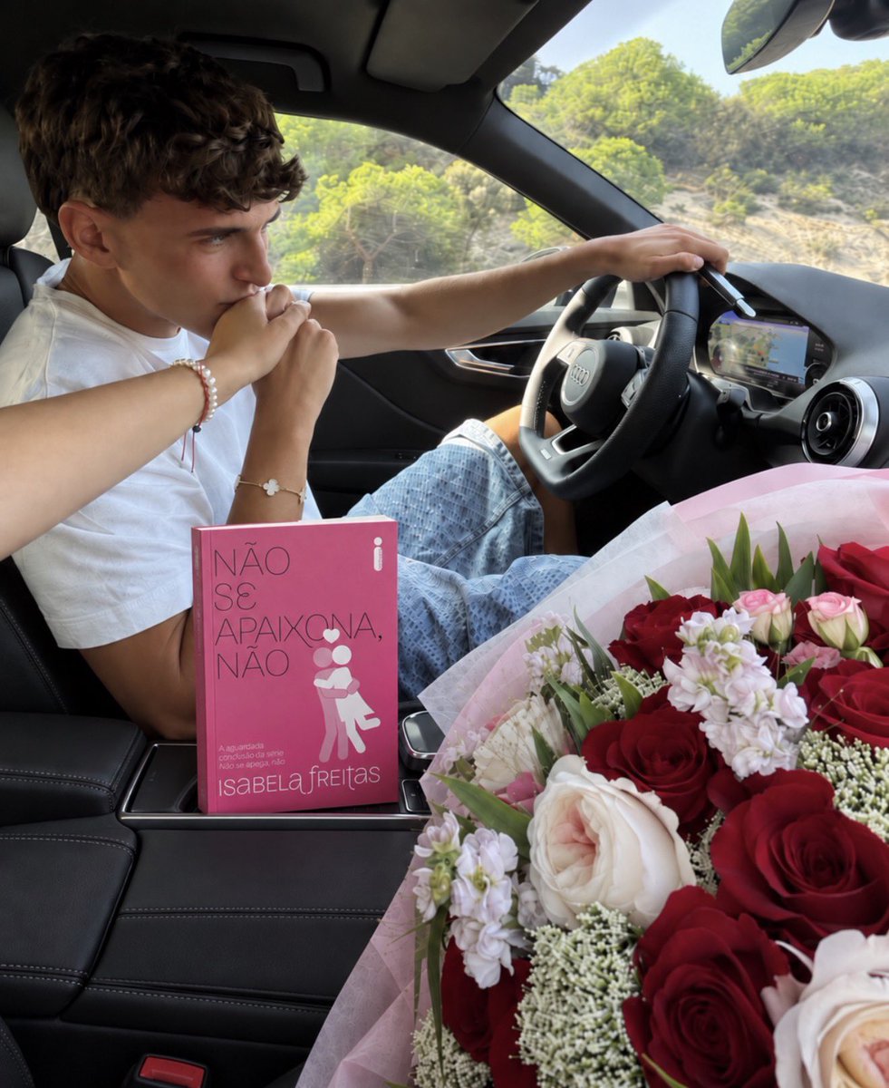IsabelaaFreitas's tweet photo. Tudo que uma mulher precisa: “Não se apaixona, não”, flores, e alguém que te faça acreditar no amor 🩷 https://t.co/Nl4DHEAwkr