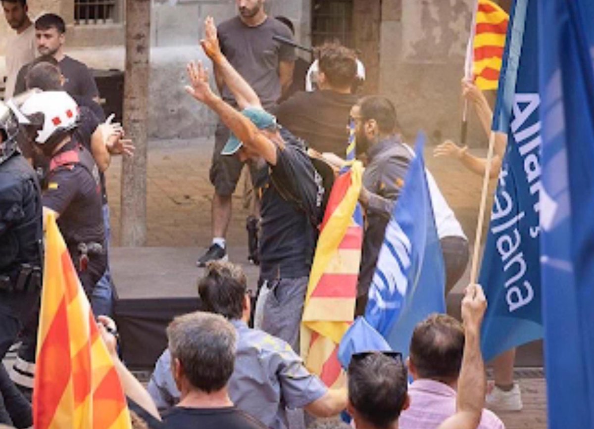 perinno's tweet photo. Molts ànims, company @jordiborras! 
Altres seguirem aguantant estoicament tota mena de miserables que neguen, ja no les veritats que contem els més agosarats, sinó les evidències. 
Però, el periodisme també es això, ja ho saps crac! 💪💪💪
👇 https://t.co/TelJ0f34rY

©️perinno🏌🏾 https://t.co/xyJIOBhnEB