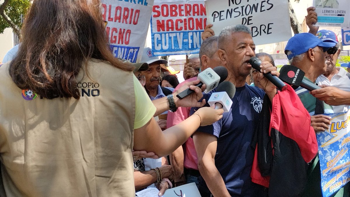 ReporteYa's tweet photo. #24Sep #Venezuela #SalariosDignos https://t.co/iI4VhP1U8E 
@CaleidoHumano: Hoy siguieron las movilizaciones en las calles para exigir aumentos justos y unas elecciones libres, los docentes siguen cobrando un sueldo base por debajo de 1.000 bs, lo que equivale a 1,17 $ haciendo el cálculo a la tasa del Banco Central de Venezuela.
 
#PeriodismoQueResiste