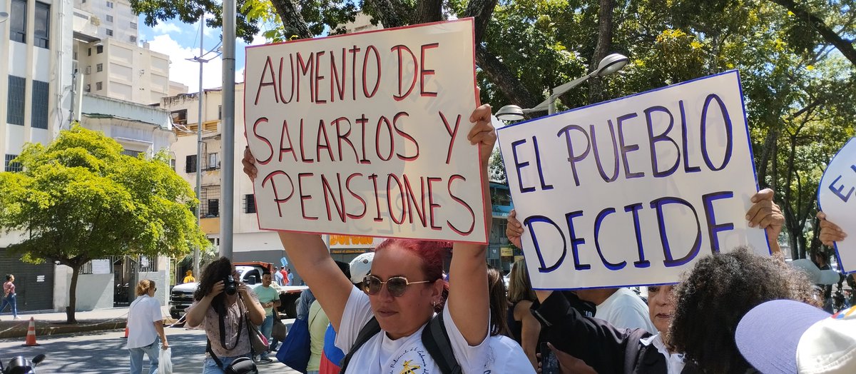 ReporteYa's tweet photo. #24Sep #Venezuela #SalariosDignos https://t.co/iI4VhP1U8E 
@CaleidoHumano: Hoy siguieron las movilizaciones en las calles para exigir aumentos justos y unas elecciones libres, los docentes siguen cobrando un sueldo base por debajo de 1.000 bs, lo que equivale a 1,17 $ haciendo el cálculo a la tasa del Banco Central de Venezuela.
 
#PeriodismoQueResiste