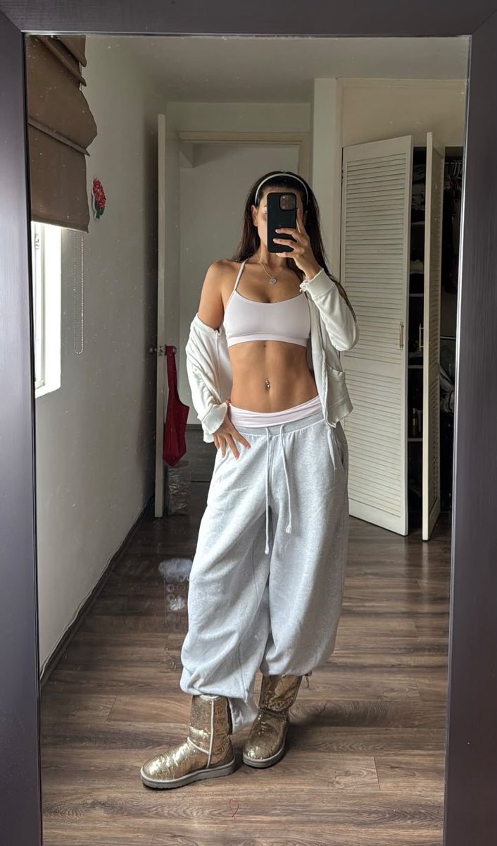 SabinaHCharts's tweet photo. Oi, amor! Sabina enviou essa foto em seu canal de transmissão. 💕 https://t.co/nzsuiZWnSC
