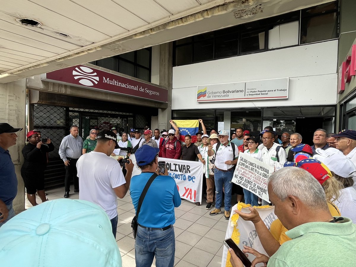 _Provea's tweet photo. En Distrito Capital, Lara, Yaracuy, Miranda, Aragua, Mérida, Cojedes, Carabobo, Bolívar, Portuguesa, Trujillo, Apure, Guárico, Sucre, Barinas y Zulia se realizaron movilizaciones de trabajadores activos y jubilados en defensa del salario y las pensiones.

Desde marzo de 2022 el monto de salarios y pensiones permanece congelado, mientras se ha impuesto una agresiva política de bonificación del ingreso y demolido la institucionalidad de las convenciones colectivas, mediante el Instructivo de la ONAPRE y el Memorándum 2792.

📸 @_TribunaPopular | Cortesía