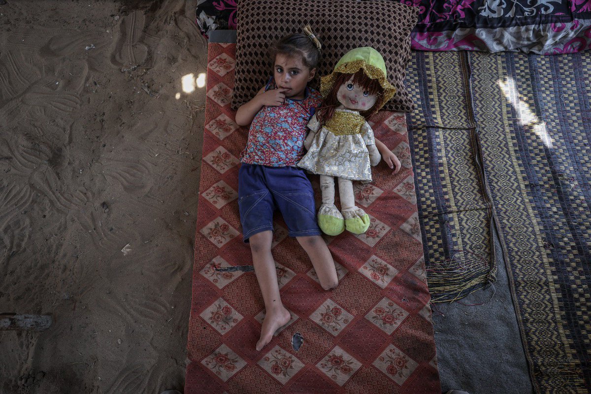 Cyln__Fatma's tweet photo. Being a child in Gaza!

Çocuk dediğin oyun oynar, güler, hayaller kurar. Bu kadar acı, bu kadar korku nasıl normalleşebilir?

#NetanyahuCenturysMurderer https://t.co/BkrIv7GWTV