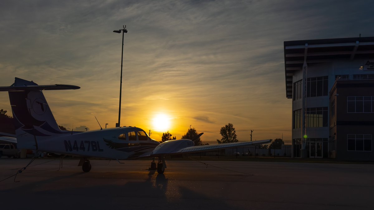 FlyBlueLine's tweet photo. When the sun sets, it's time for some night flying!

Do you prefer day or night flights? https://t.co/esSapRLTYM
