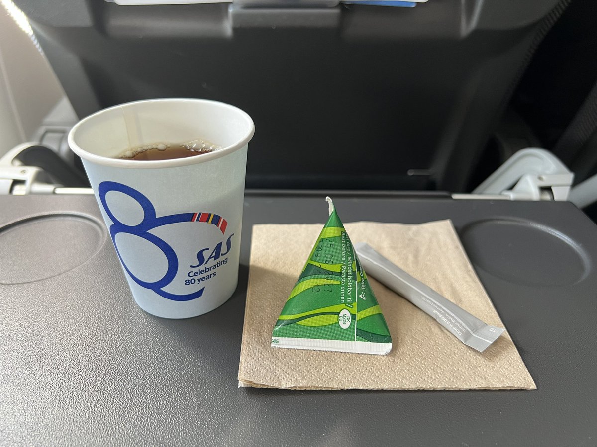 tabidouga810's tweet photo. ✈︎スカンジナビア航空SK535便
ストックホルム空港T5🇸🇪09:10
ダブリン空港T1🇮🇪10:55

HEL→ARN→DUBの通し航空券の第2区間です。全区間で21,824円。欧州内の短距離路線のためコーヒーのみの提供。

ラウンジ滞在後、空港内の長距離歩行 &amp; イミグレ大行列で時間ギリだったが、優先されなんとか搭乗。 https://t.co/cTbmLT75mX