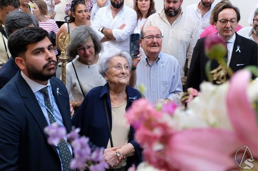 PastoraSAntonio's tweet photo. OBITUARIO

Con profundo pesar, nuestra Corporación recibe la noticia del fallecimiento de N.H. D.ª María Luisa Fernández Durante, Hermana n.º 1 de nuestra Hermandad. 

Desde estas líneas, elevamos nuestras oraciones por su eterno descanso y damos gracias a la Divina Pastora de las Almas por el testimonio y la vinculación que, durante tantos años, mantuvo con nuestra Corporación. 

Confiamos en que, tras haber peregrinado en esta vida bajo la protección de nuestra Madre, la Divina Pastora de las Almas la haya acogido ya bajo su manto, conduciéndola a la presencia de su Hijo y a la gloria eterna.

Rogamos a todos nuestros hermanos y devotos que eleven una oración por su alma.

Dale, Señor, el descanso eterno.
Y brille para ella la luz perpetua.

Descanse en paz.