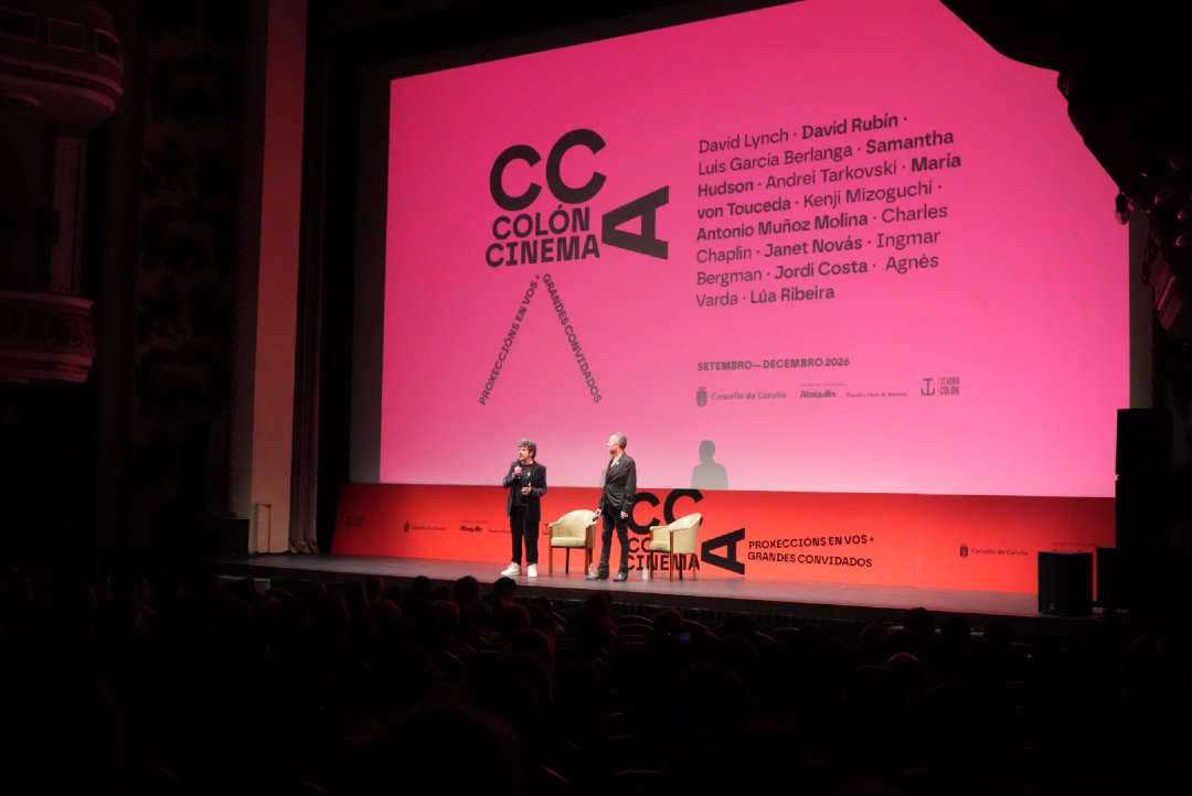 ConcelloCoruna's tweet photo. 📽️ Cheo no Teatro Colón con Mulholland Drive (David Lynch), na primeira sesión de Colón Cinema

🗣️ O debuxante David Rubín analizou o filme tras a súa proxección xunto ao director do ciclo Javier Trigales https://t.co/bF5h261vIV