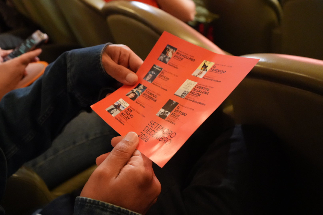 ConcelloCoruna's tweet photo. 📽️ Cheo no Teatro Colón con Mulholland Drive (David Lynch), na primeira sesión de Colón Cinema

🗣️ O debuxante David Rubín analizou o filme tras a súa proxección xunto ao director do ciclo Javier Trigales https://t.co/bF5h261vIV