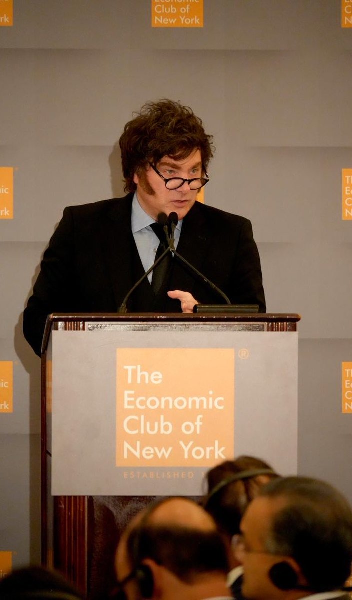 ARGinUSA's tweet photo. 🇦🇷🇺🇸 Por primera vez, un Presidente argentino fue invitado a exponer en el Economic Club of New York, una de las instituciones más prestigiosas de Nueva York. Fundado en 1907, el Club recibió desde entonces a presidentes y primeros ministros de todo el mundo.

Fue además el único evento que el Club organizó durante la semana de alto nivel de la Asamblea General de la ONU (#UNGA81), y reunió a más de 150 CEOs, empresarios y referentes de Wall Street interesados en invertir en Argentina.

El Presidente Javier Milei ofreció un keynote y luego conversó con John Micklethwait, editor en jefe de Bloomberg News, sobre las oportunidades únicas que ofrece hoy Argentina. El mensaje fue claro: este es el momento de invertir en el país, a través de herramientas como el #RIGI y de las oportunidades que abre la transformación económica estructural impulsada por su administración.

Se destacaron sectores estratégicos como energía, minería, tecnología, inteligencia artificial y agroindustria, junto con las oportunidades en el mercado financiero. También se puso en valor el histórico vínculo bilateral y el rol de Argentina como socio estratégico y confiable de Estados Unidos en cadenas de valor clave.