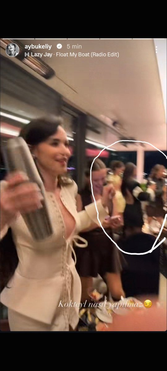 TOMMYVSP's tweet photo. Emin is not dating İlsu because look at this picture. İlsu is talking to Ecem, and it looks like they’ve become friends and get along really well. Who talks to their boyfriend’s ex like that?  And Emin literally kissing Ecem went viral, so definitely, Emsu isn’t real. #arafta https://t.co/0anh887FQ3