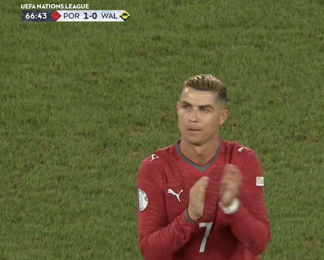 TouchlineX's tweet photo. 🚨 𝗡𝗘𝗪: Cristiano Ronaldo is being taken OFF! https://t.co/3dXhAty78G