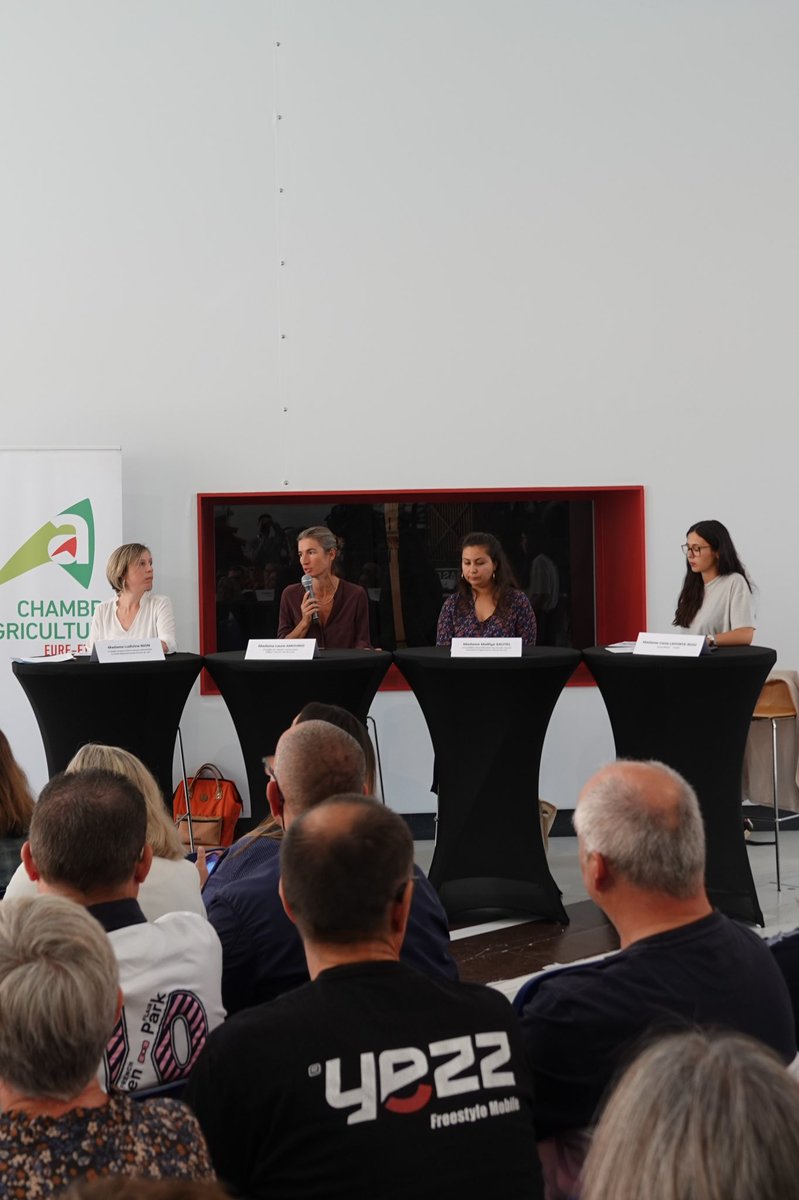 ChrisLEDORVEN's tweet photo. Christelle Minard et Anne Bracco représentaient le Département à l’assemblée du Marché Alimentaire Eurélien.

Depuis 2024, 55 établissements et 2,75 M de repas par an favorisent les producteurs locaux et le circuit court. 

👏 Félicitations aux 3 collèges récompensés ! https://t.co/fIGgBLDIuc