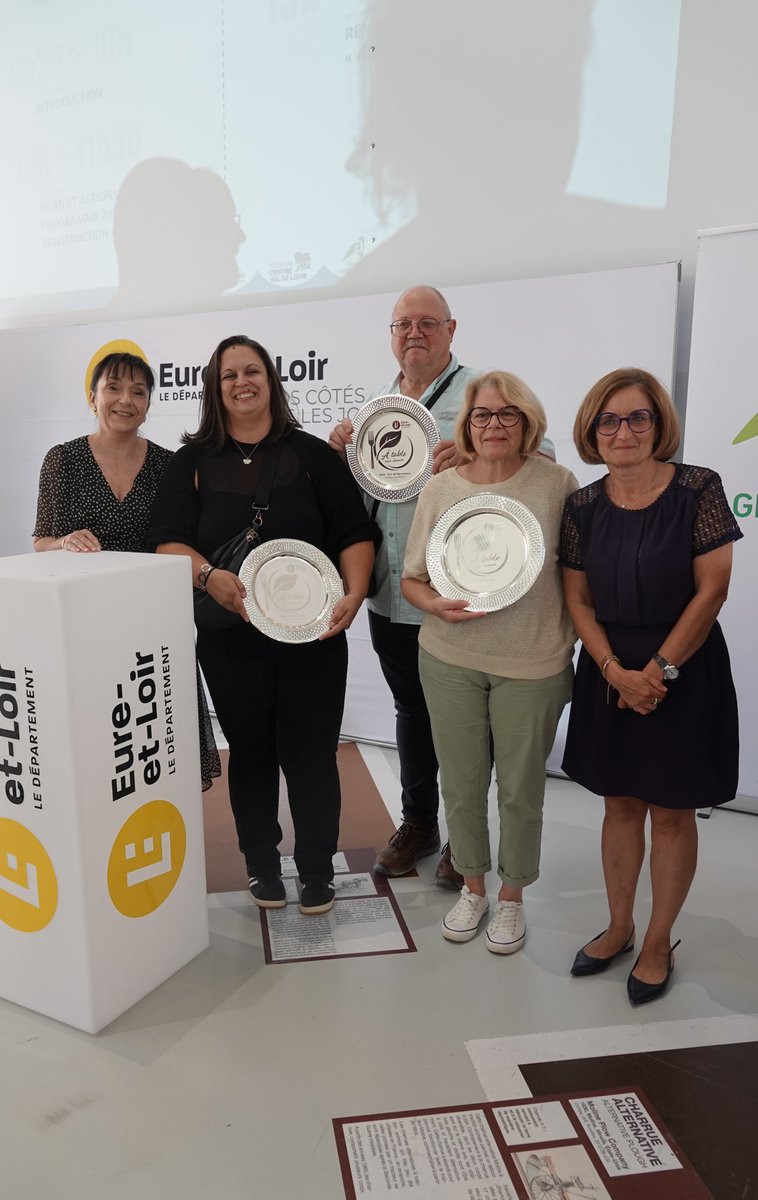 ChrisLEDORVEN's tweet photo. Christelle Minard et Anne Bracco représentaient le Département à l’assemblée du Marché Alimentaire Eurélien.

Depuis 2024, 55 établissements et 2,75 M de repas par an favorisent les producteurs locaux et le circuit court. 

👏 Félicitations aux 3 collèges récompensés ! https://t.co/fIGgBLDIuc