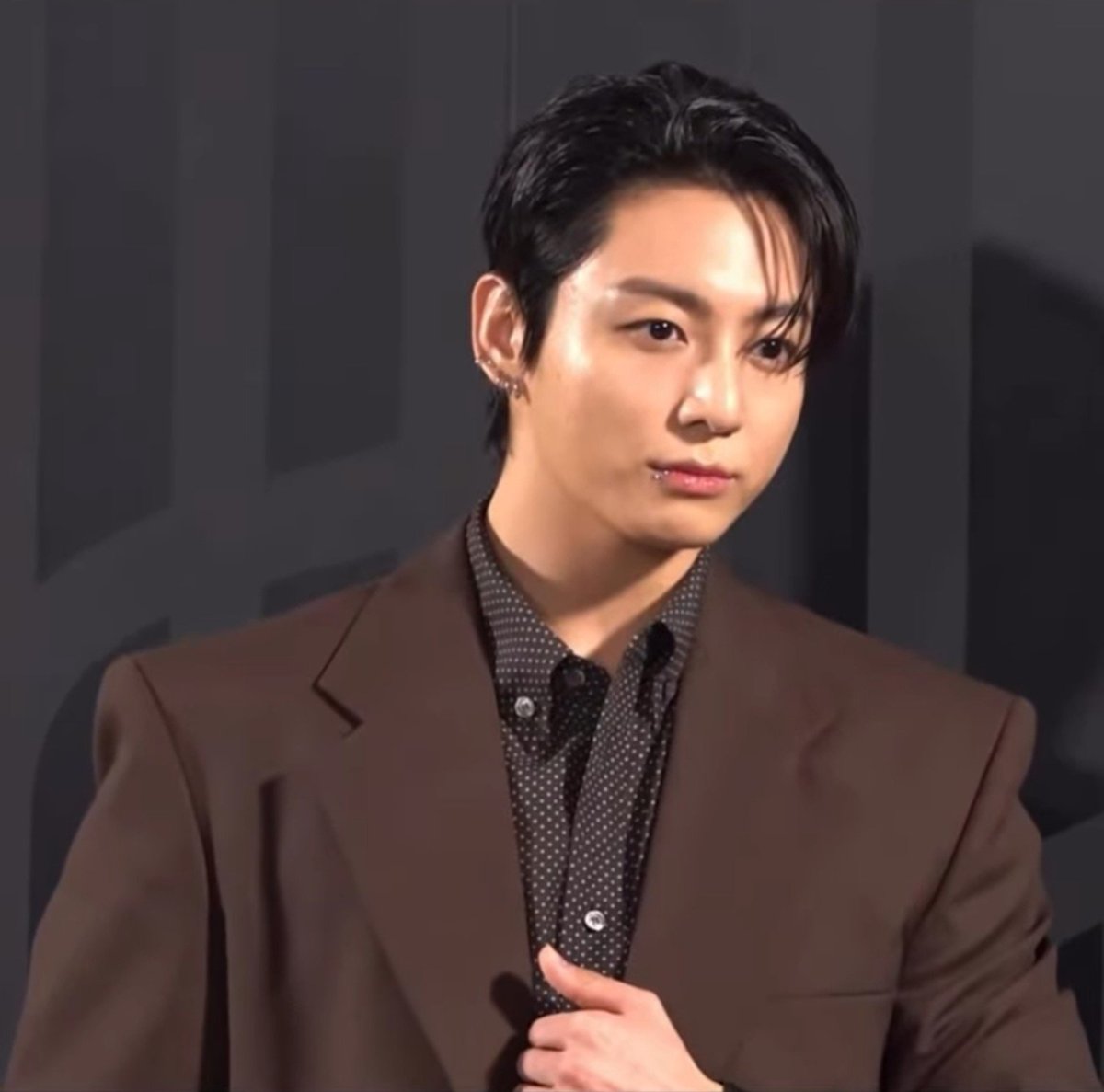 vijutan7's tweet photo. Exam in 12 hrs sleepy af with a whole ass portion left 😭😭
This JK's look gave me brainstroke wide awake now💀 https://t.co/g4YNoEbzfy