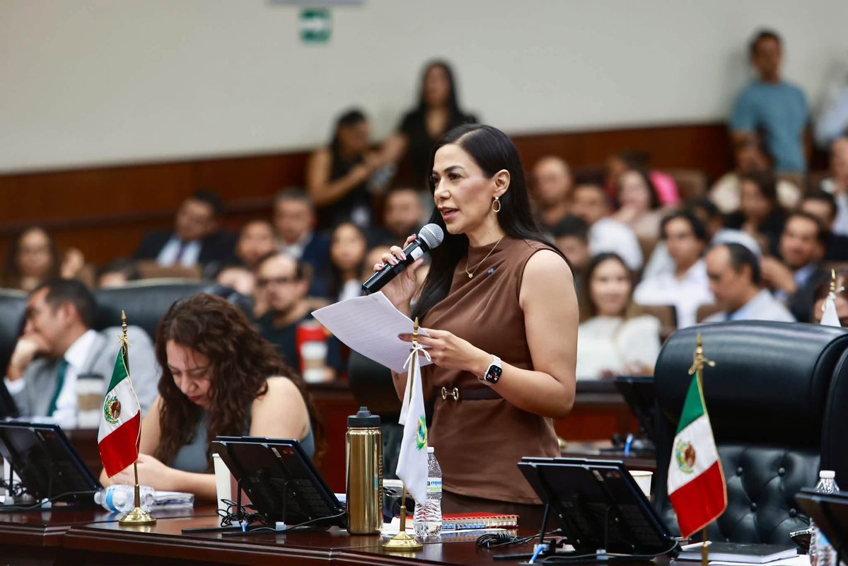 danisotto's tweet photo. Día 4 de Glosa 2026 🏛️

Continuamos con el ejercicio de Glosa en el Congreso del Estado, un espacio para escuchar, analizar y conocer de primera mano los avances y retos de nuestro estado.

Hoy recibimos con mucho gusto a la titular de la Comisión del Agua del Estado de Durango, la Ing. Yadira Narváez, y al titular de la Secretaría de Comunicaciones y Obras Públicas, el Ing. Jaciel Chacón.

Felicidades y enhorabuena por el trabajo realizado junto a sus equipos. 🤝🏻

Seguimos escuchando, trabajando y sumando esfuerzos por un Durango con más oportunidades y mejores condiciones para todas y todos. 💪🏻✨