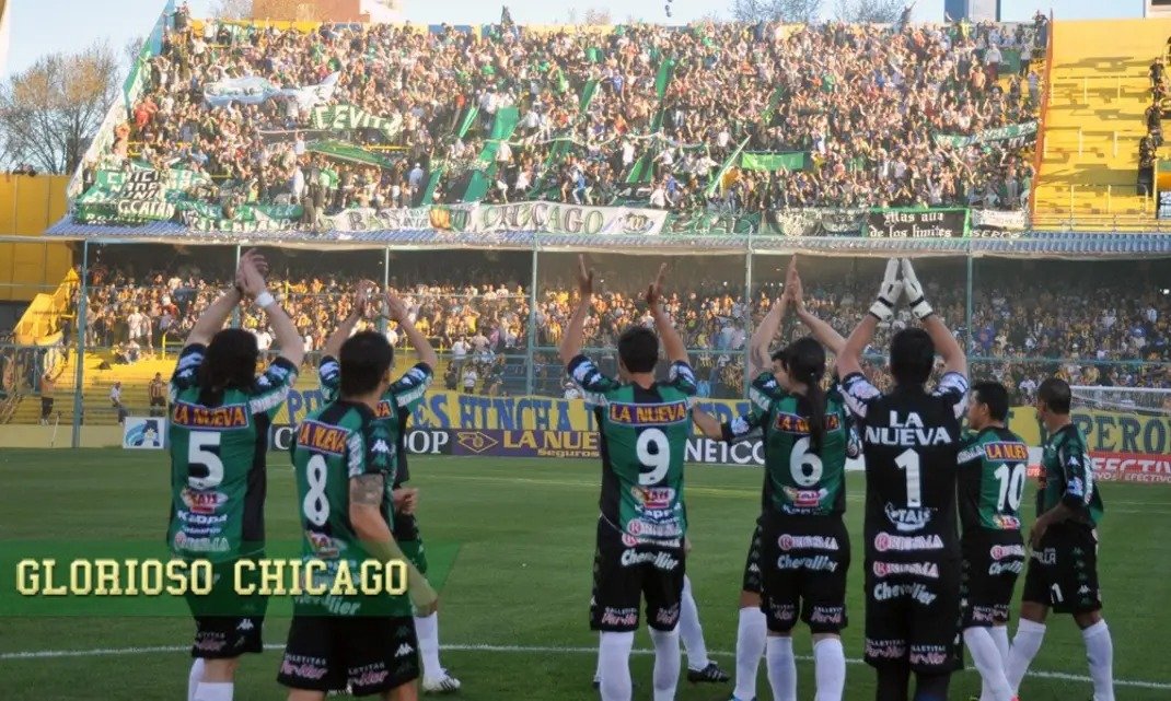 FutbolRetroAr's tweet photo. La gente de Chicago en cancha de Central, año 2012. https://t.co/jKneGGWzsz