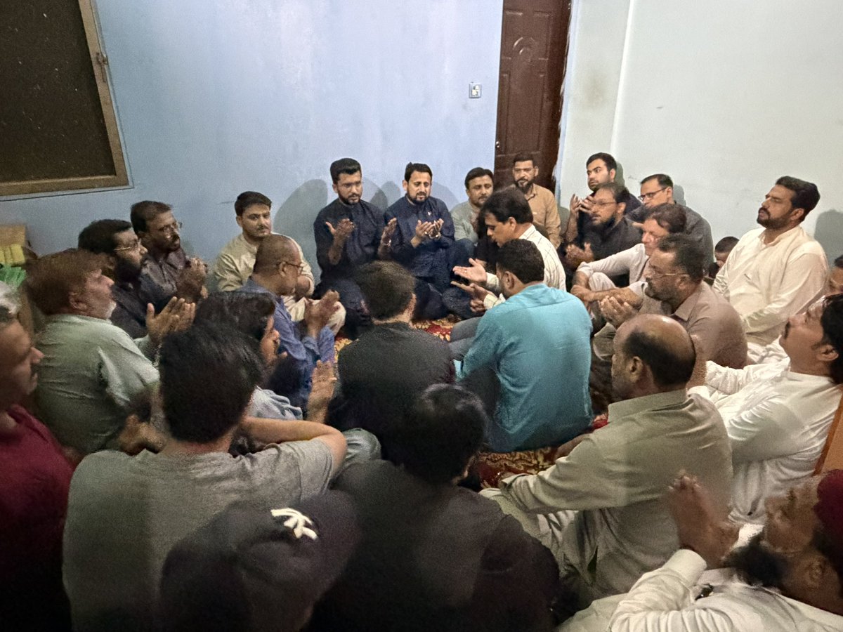 MohsinGhumman31's tweet photo. پاکستان تحریکِ انصاف ڈسٹرکٹ حیدرآباد کے صدر محسن گھمن، جنرل سیکریٹری اسامہ حفیظ، ڈسٹرکٹ کابینہ کے اراکین اور بلدیاتی نمائندگان نے سوشل میڈیا کوآرڈینیٹر عبدالوہاب کے والدِ محترم کے انتقال پر ان کی رہائش گاہ پر پہنچ کر فاتحہ خوانی کی اور اہلِ خانہ سے دلی تعزیت اور افسوس کا اظہار کیا۔

اس موقع پر مرحوم کے لیے مغفرت، بلندیٔ درجات اور اہلِ خانہ کے لیے صبرِ جمیل کی دعا کی گئی۔

اللہ تعالیٰ مرحوم کو جنت الفردوس میں اعلیٰ مقام عطا فرمائے اور لواحقین کو یہ صدمہ برداشت کرنے کی توفیق دے۔ آمین۔ 🤲
@MWahabAslam
