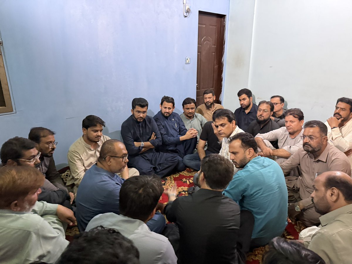 MohsinGhumman31's tweet photo. پاکستان تحریکِ انصاف ڈسٹرکٹ حیدرآباد کے صدر محسن گھمن، جنرل سیکریٹری اسامہ حفیظ، ڈسٹرکٹ کابینہ کے اراکین اور بلدیاتی نمائندگان نے سوشل میڈیا کوآرڈینیٹر عبدالوہاب کے والدِ محترم کے انتقال پر ان کی رہائش گاہ پر پہنچ کر فاتحہ خوانی کی اور اہلِ خانہ سے دلی تعزیت اور افسوس کا اظہار کیا۔

اس موقع پر مرحوم کے لیے مغفرت، بلندیٔ درجات اور اہلِ خانہ کے لیے صبرِ جمیل کی دعا کی گئی۔

اللہ تعالیٰ مرحوم کو جنت الفردوس میں اعلیٰ مقام عطا فرمائے اور لواحقین کو یہ صدمہ برداشت کرنے کی توفیق دے۔ آمین۔ 🤲
@MWahabAslam