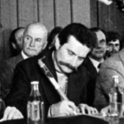 Vito82488734's tweet photo. Nieznana dotąd fotografia analfabety Lecha Wałęsy, wypełniającego kupon TOTOLOTKA. https://t.co/rILgFKzryJ