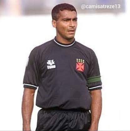 Mk5Pes's tweet photo. 🇧🇷 @VascodaGama rocking their 2002 third kit!👕
in their own VG brand🔥 @RomarioOnze
#PES2021 #PES #eFootball #kits #pes2020 #Vasco #VdG https://t.co/C7UmlK2g3f