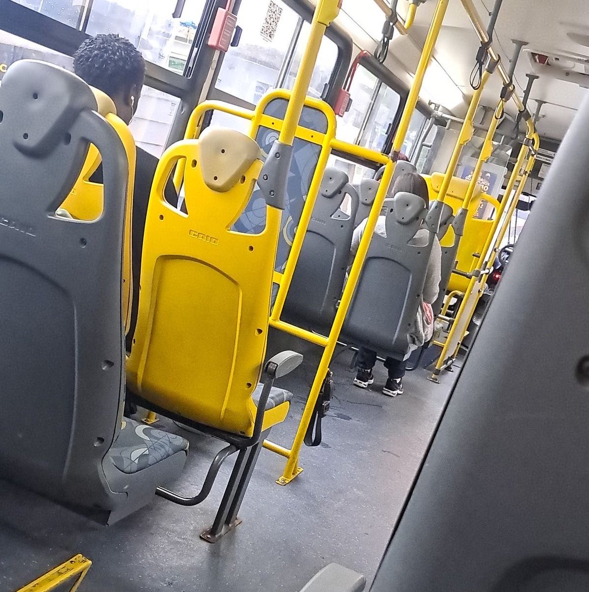 choquei's tweet photo. 🚨BRASIL: Mulher vende o próprio carro para comprar iPhone 18 Pro Max, volta de ônibus pra casa e acaba tendo aparelho roubado. https://t.co/xv7WS9uE02
