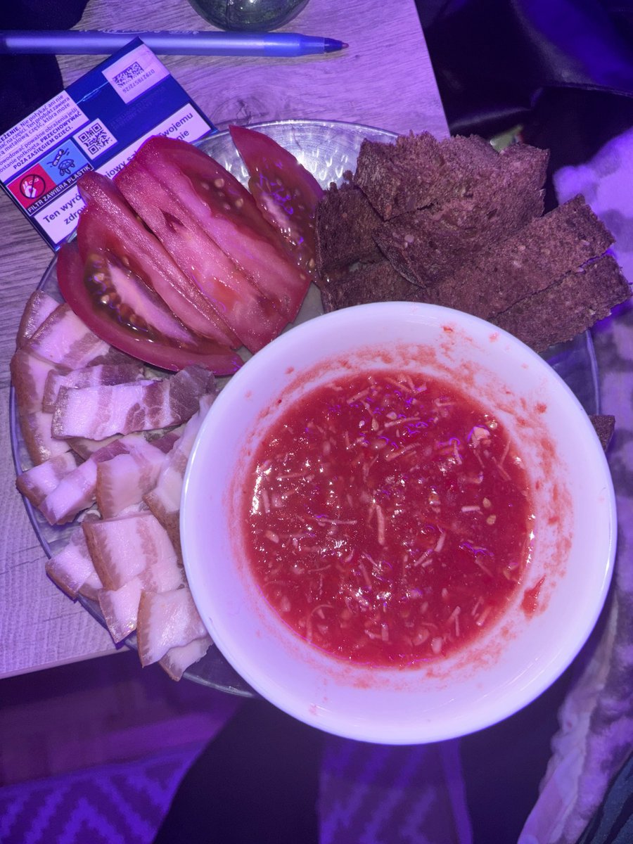 mirmiauu's tweet photo. Блять я щас весь мир к ее ногам положу, при чем кроме помидора она ничего тут не ест (даже сорт помидора другой кушает) ❤️‍🩹 https://t.co/wyZ9nUbVgG