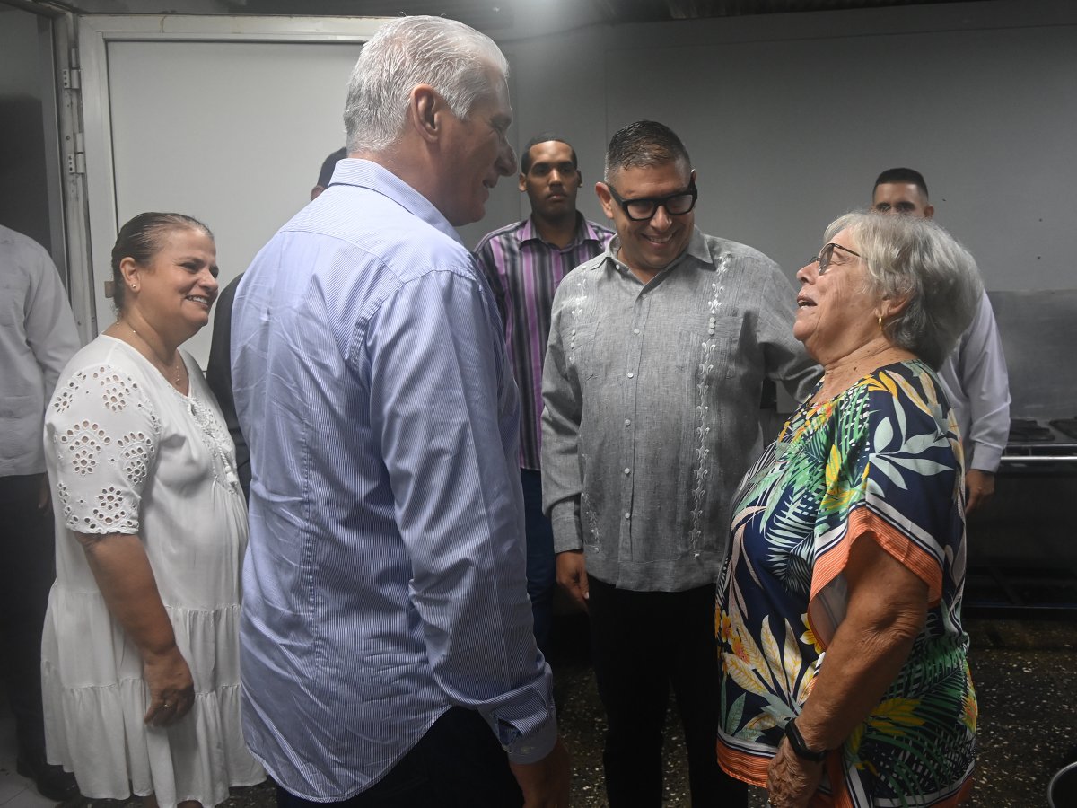 PresidenciaCuba's tweet photo. 🇨🇺| El Presidente @DiazCanelB visitó este jueves “La Chocolatera”, ubicada en el municipio capitalino de la Lisa, un emprendimiento familiar que demuestra todas las potencialidades que caben dentro de eso que llamamos voluntad.

🔗| https://t.co/W7nSdfq70l https://t.co/Esy0Csh1O9