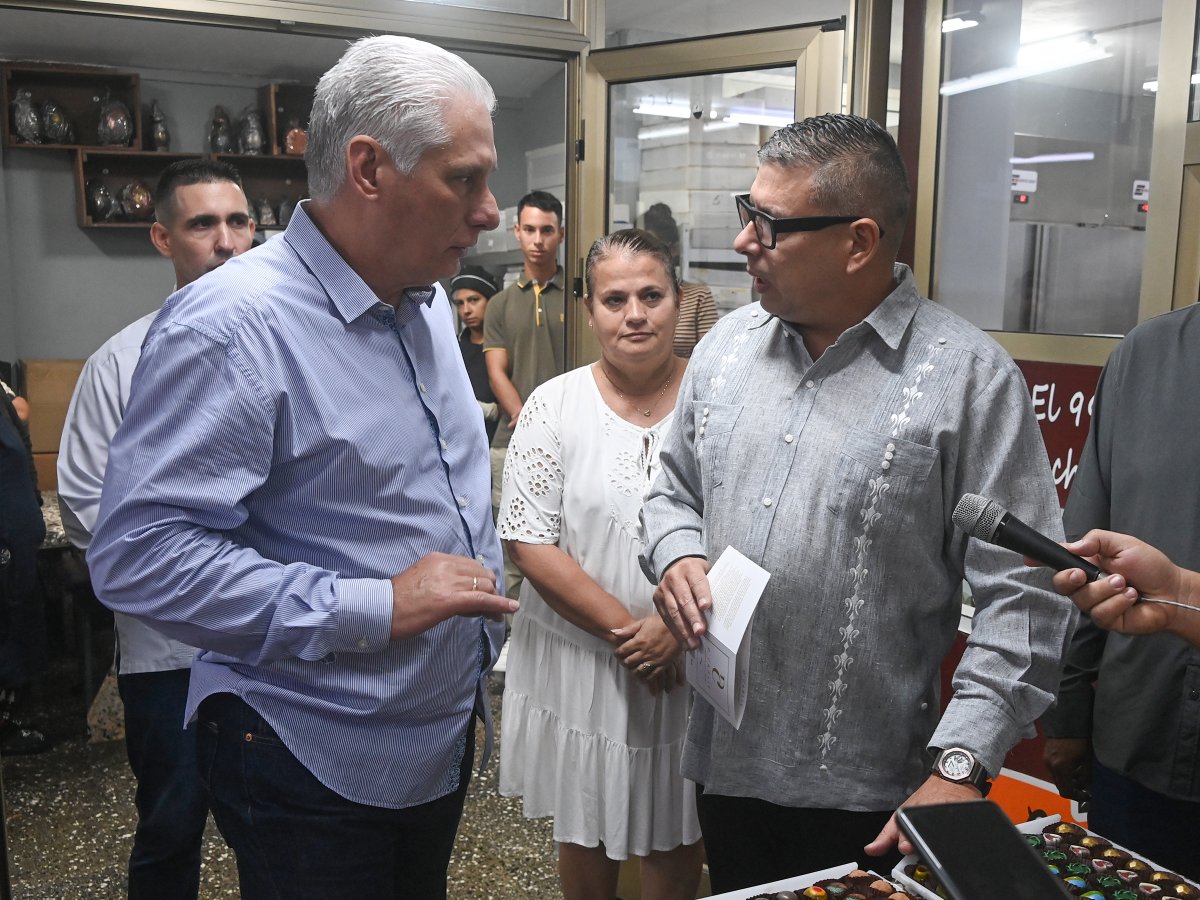 PresidenciaCuba's tweet photo. 🇨🇺| El Presidente @DiazCanelB visitó este jueves “La Chocolatera”, ubicada en el municipio capitalino de la Lisa, un emprendimiento familiar que demuestra todas las potencialidades que caben dentro de eso que llamamos voluntad.

🔗| https://t.co/W7nSdfq70l https://t.co/Esy0Csh1O9