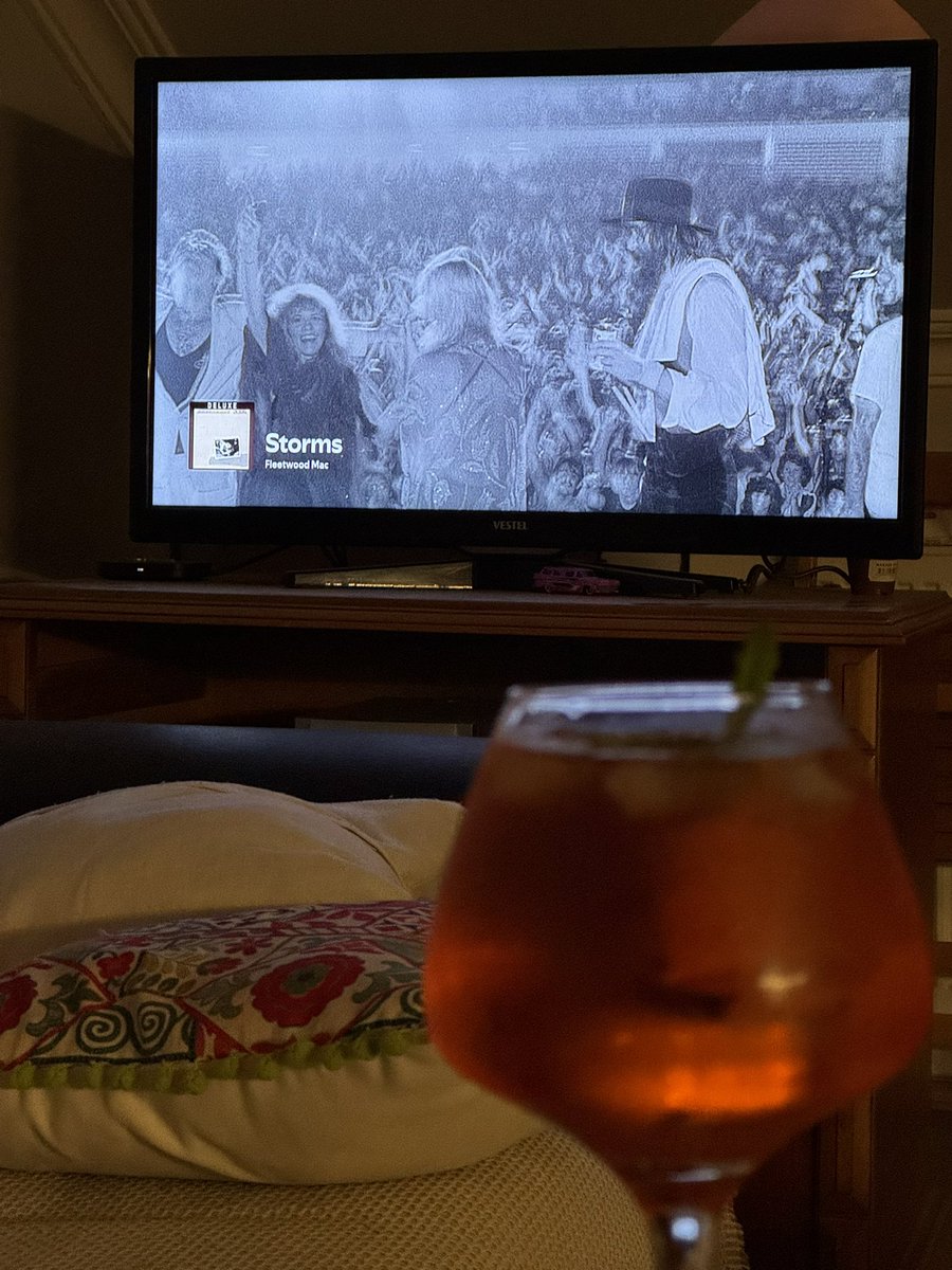 chipppchrome's tweet photo. Dolunay ve çatı katında yalnızlık
Aperol içen tek kişi naz değilmiş @bogrulcem https://t.co/56ozj5ObtV