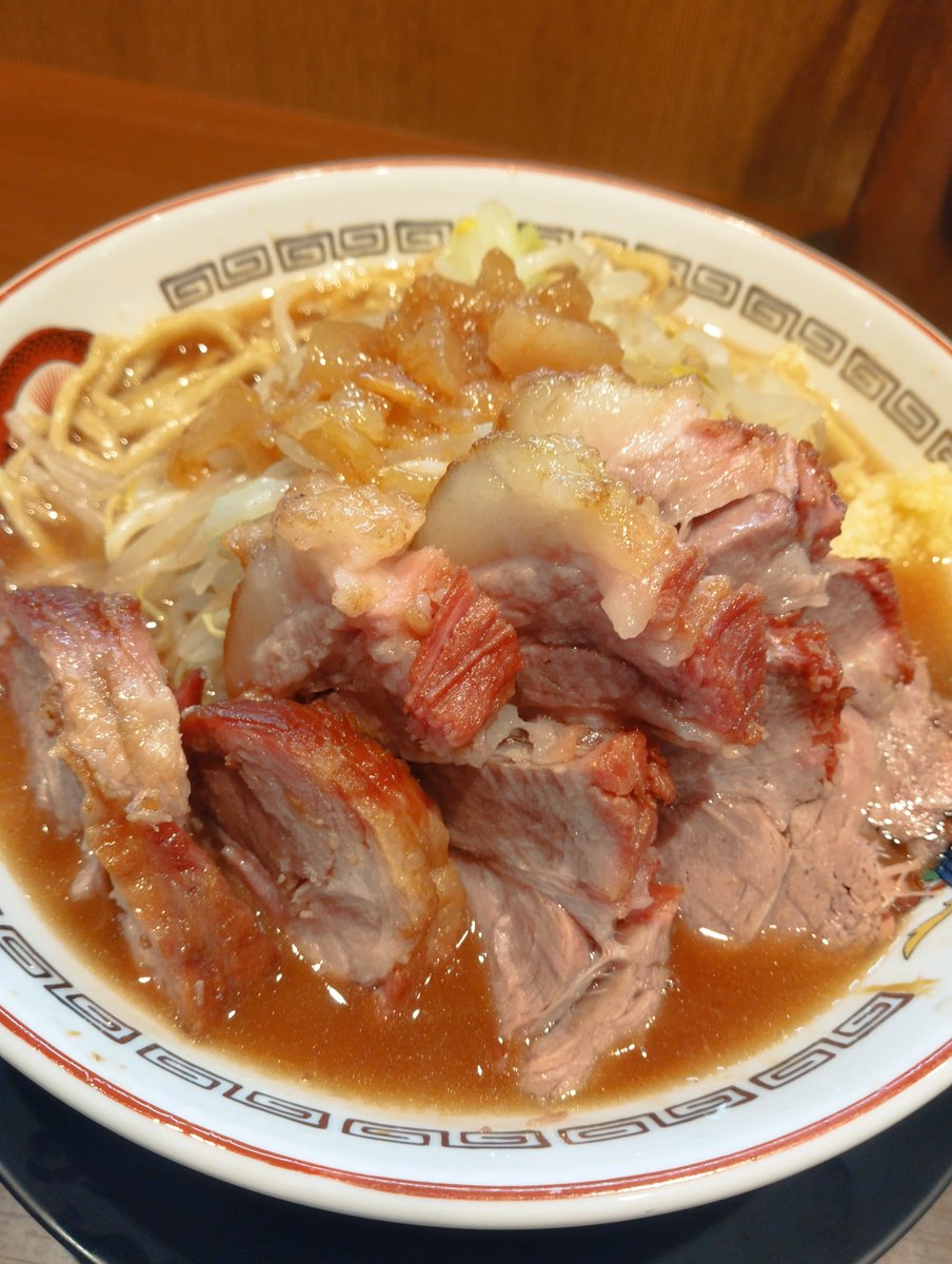 Shuichi5566's tweet photo. 久々の二郎系🐷🍜
子豚（豚5枚）をニンニク、野菜少なめで😇

豚は出来��がり後だったのか味の染み込みは浅めでしたが抜群の仕上がりで美味美味😋

今日は夏休みだしとある企画実施予定
🏃
（何でしょう！？そして出来るのか）🙄

#46杯目
#豚山
#二郎系 https://t.co/sqXxaLxh9S