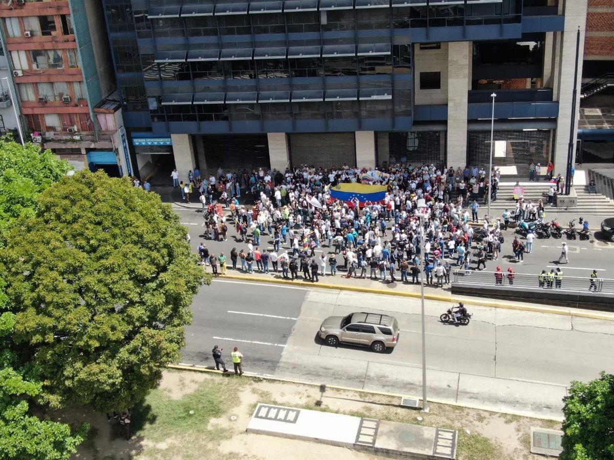 carloschavez_1's tweet photo. #ATENCIÓN | Miren esto. Para los que andan con la paja de que quieren que vuelva María Corina: primero, ¿por qué no van a la Embajada de Panamá? Y segundo, ¿cómo van a hacer esas tomas cerradas para ocultar lo que pasa? Esta es la realidad. ¿No les da pena? No hay nadie. https://t.co/KJClehnQI0