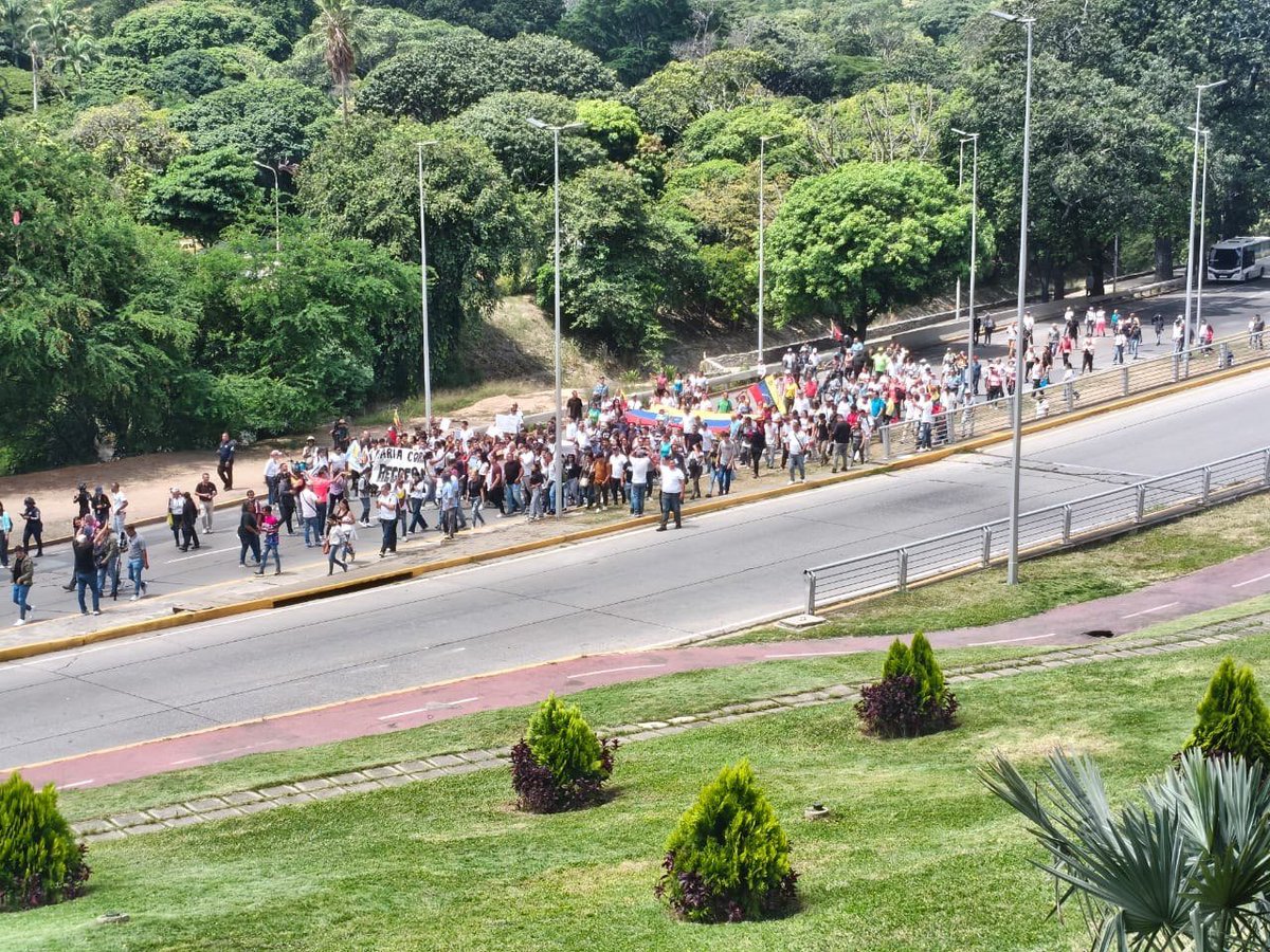carloschavez_1's tweet photo. #ATENCIÓN | Miren esto. Para los que andan con la paja de que quieren que vuelva María Corina: primero, ¿por qué no van a la Embajada de Panamá? Y segundo, ¿cómo van a hacer esas tomas cerradas para ocultar lo que pasa? Esta es la realidad. ¿No les da pena? No hay nadie. https://t.co/KJClehnQI0