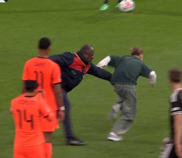 FootballXtraa__'s tweet photo. A YOUNG PITCH INVADER ESCAPED BEING CAUGHT IN THE NETHERLANDS 🇳🇱 vs GERMANY 🇩🇪 GAME!!! https://t.co/G78VNkuviQ