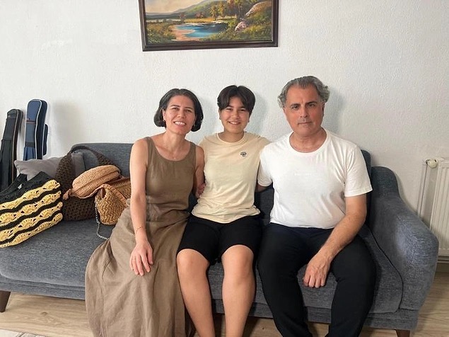 onedio's tweet photo. 📌 Renkleri ve modelleri nasıl seçiyor?

İplerin renklerini telefon uygulamalarıyla ayırt eden Kılınç, modelleri hafızasında tutuyor ve bazı tasarımları tamamen hayal gücüyle hazırlıyor. Ürünlerini “Ören Gören Eller” adlı sosyal medya hesabında paylaşan Kılınç’a çekimlerde ve siparişlerde kızı yardımcı oluyor.