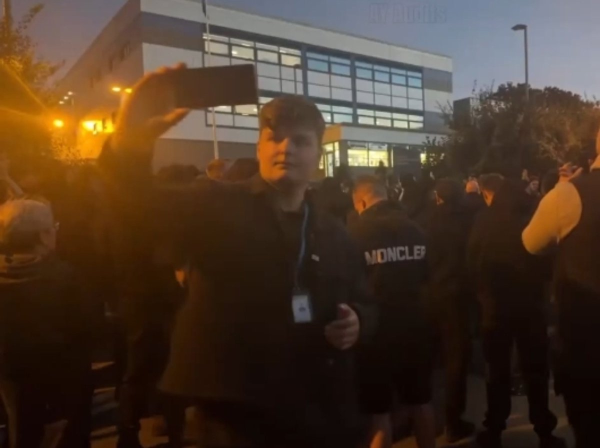 gingerrtom's tweet photo. Young Bob getting all the patriots faces in shot so the police can easily identify them after it kicks off.

You have to respect it. https://t.co/Nf2MEikRc3