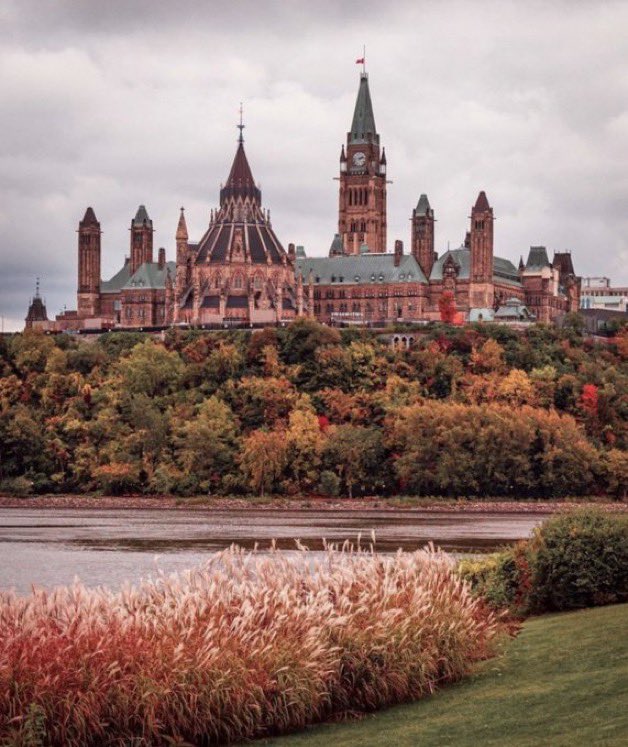 MadelnCanada's tweet photo. Canada’s Capital during the Fall 🇨🇦🍁 https://t.co/f8dF7qZJIF