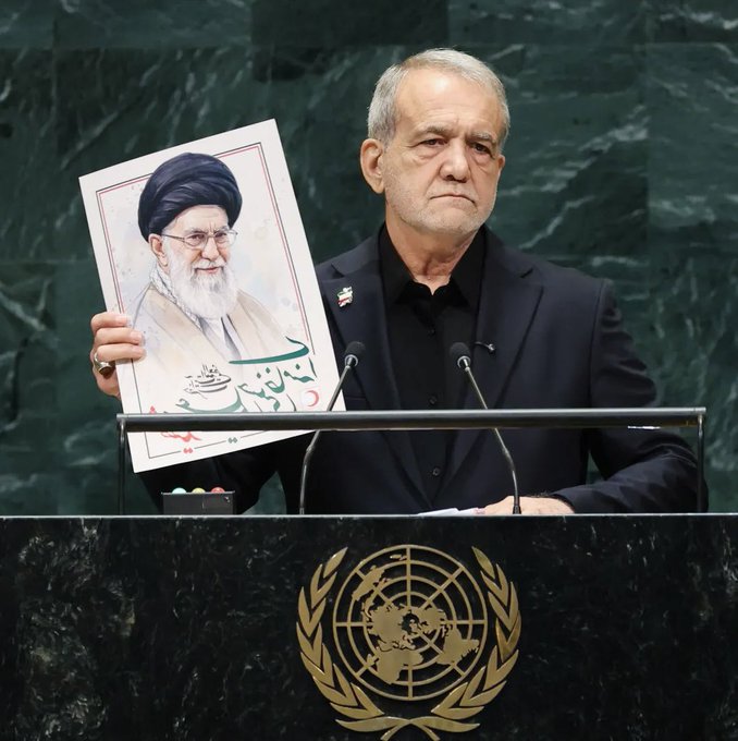 isaacrrr7's tweet photo. El régimen islámico asesinó a 100.000 iraníes —la mitad de ellos niños— cuyo único delito fue protestar por la libertad.

¿Por qué nadie abandonó la sala a modo de protesta durante el discurso del presidente iraní en la ONU? https://t.co/SAwnYIreKj