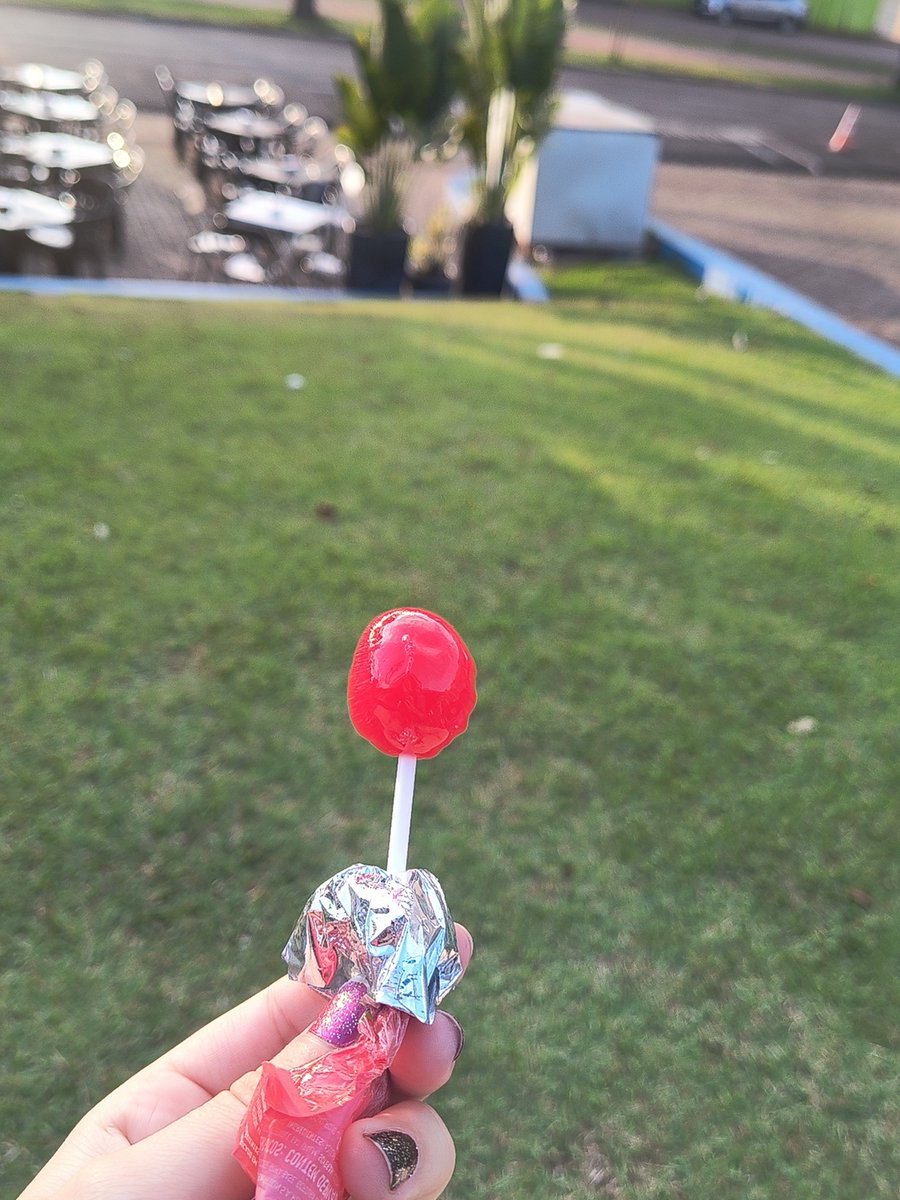p0dinzinha's tweet photo. ai vc n fuma aí tem que jogar as angústias no pirulito após um dia cansativo https://t.co/DLgg9s3F1J