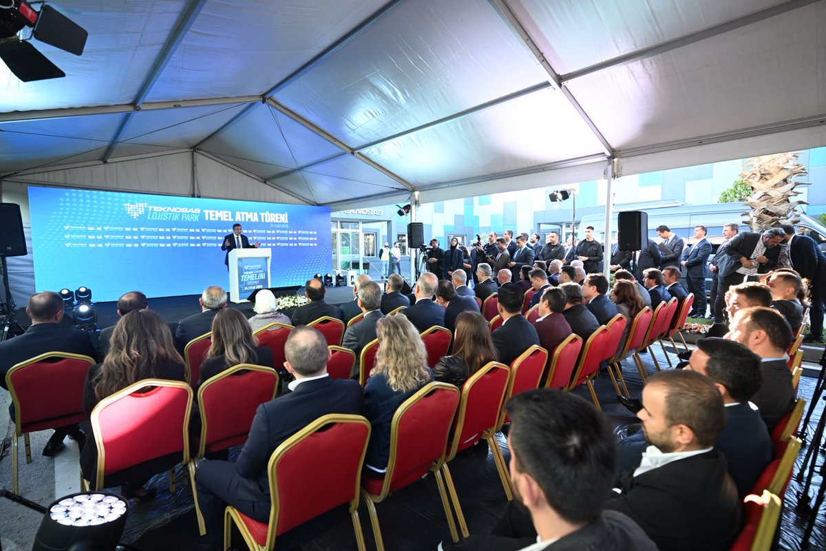 ibrahim_Burkay's tweet photo. Bugün Bursa’mızın ekonomi tarihinde iz bırakacak dev bir projeyi daha hayata geçirmenin gururunu yaşadık.

Cumhurbaşkanımız Sayın Recep Tayyip Erdoğan’ın himayelerinde büyüyen TEKNOSAB ekosistemimizin stratejik yatırımlarından biri olan TEKNOSAB Lojistik Park’ın temel atma törenini gerçekleştirdik.

Yaklaşık 210 milyon dolarlık yatırım büyüklüğüne sahip Lojistik Parkımız; gümrük sahası, antrepolar, soğuk hava depoları ve akıllı depolama sistemleriyle Bursa’nın üretim ve ihracat gücünü dünya pazarlarına daha hızlı ve daha düşük maliyetle ulaştıracak.

Bu güçlü altyapının önemli iş birliklerinden birini de bugün Hepsiburada HepsiJET ile attık. Türkiye’nin önde gelen e-ticaret ekosistemlerinden Hepsiburada’nın Lojistik Parkımızda yer alması, Bursa’nın üretim gücünün e-ticaret ve yeni nesil lojistik imkanlarıyla buluşması açısından önemli bir adım.

Projemizin finansman modelinde ise Bursa’nın ortak aklını ve ortak sermayesini buluşturduk. Girişim Sermayesi Yatırım Fonu modelimizle küçük esnafımızdan KOBİ’lerimize, sanayicimizden büyük işletmelerimize kadar yaklaşık 650 yatırımcıyı aynı projenin ortağı yaptık. Yatırımcı sayısı ve tabana yaygınlık açısından Türkiye’nin en büyük girişim sermayesi yatırım fonunu Bursa’da oluşturduk.

TEKNOSAB Lojistik Park’ın Bursa’mıza, bölgemize ve ülkemize hayırlı olmasını diliyor; bu büyük projeye destek veren Cumhurbaşkanımız Sayın Recep Tayyip Erdoğan’a, bugün temel atma törenimizde bizlerle birlikte olan Cumhurbaşkanı Yardımcımız Sayın Cevdet Yılmaz’a, Sayın Bakanımız Efkan Ala’ya, Sayın Valimiz Erol Ayyıldız’a, Büyükşehir Belediye Başkan Vekilimiz Şahin Biba’ya, Sayın Milletvekillerimize, yatırımcılarımıza, TEKNOSAB yönetimimize ve emeği geçen herkese şükranlarımı sunuyorum.