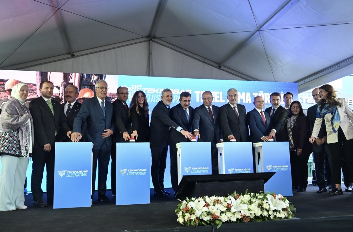 ibrahim_Burkay's tweet photo. Bugün Bursa’mızın ekonomi tarihinde iz bırakacak dev bir projeyi daha hayata geçirmenin gururunu yaşadık.

Cumhurbaşkanımız Sayın Recep Tayyip Erdoğan’ın himayelerinde büyüyen TEKNOSAB ekosistemimizin stratejik yatırımlarından biri olan TEKNOSAB Lojistik Park’ın temel atma törenini gerçekleştirdik.

Yaklaşık 210 milyon dolarlık yatırım büyüklüğüne sahip Lojistik Parkımız; gümrük sahası, antrepolar, soğuk hava depoları ve akıllı depolama sistemleriyle Bursa’nın üretim ve ihracat gücünü dünya pazarlarına daha hızlı ve daha düşük maliyetle ulaştıracak.

Bu güçlü altyapının önemli iş birliklerinden birini de bugün Hepsiburada HepsiJET ile attık. Türkiye’nin önde gelen e-ticaret ekosistemlerinden Hepsiburada’nın Lojistik Parkımızda yer alması, Bursa’nın üretim gücünün e-ticaret ve yeni nesil lojistik imkanlarıyla buluşması açısından önemli bir adım.

Projemizin finansman modelinde ise Bursa’nın ortak aklını ve ortak sermayesini buluşturduk. Girişim Sermayesi Yatırım Fonu modelimizle küçük esnafımızdan KOBİ’lerimize, sanayicimizden büyük işletmelerimize kadar yaklaşık 650 yatırımcıyı aynı projenin ortağı yaptık. Yatırımcı sayısı ve tabana yaygınlık açısından Türkiye’nin en büyük girişim sermayesi yatırım fonunu Bursa’da oluşturduk.

TEKNOSAB Lojistik Park’ın Bursa’mıza, bölgemize ve ülkemize hayırlı olmasını diliyor; bu büyük projeye destek veren Cumhurbaşkanımız Sayın Recep Tayyip Erdoğan’a, bugün temel atma törenimizde bizlerle birlikte olan Cumhurbaşkanı Yardımcımız Sayın Cevdet Yılmaz’a, Sayın Bakanımız Efkan Ala’ya, Sayın Valimiz Erol Ayyıldız’a, Büyükşehir Belediye Başkan Vekilimiz Şahin Biba’ya, Sayın Milletvekillerimize, yatırımcılarımıza, TEKNOSAB yönetimimize ve emeği geçen herkese şükranlarımı sunuyorum.