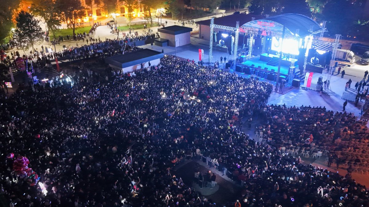 TC_UsakValiligi's tweet photo. Uşak’ta gençliğin enerjisi, müziğin coşkusuyla buluştu!

“Kampüsten Şehre Gençlik Buluşması”nın ikinci gününde Millet Bahçemiz, Poizi konseriyle binlerce hemşehrimizin aynı heyecanı paylaştığı büyük bir buluşmaya ev sahipliği yaptı.

Müziğin ritmi, gençlerimizin enerjisi ve hemşehrilerimizin coşkusuyla Uşak’ta unutulmaz bir akşam yaşandı.

Bu büyük coşkuya ortak olan, meydanımızı heyecanıyla dolduran tüm gençlerimize ve kıymetli hemşehrilerimize gönülden teşekkür ediyoruz.

📍 Uşak Millet Bahçesi
