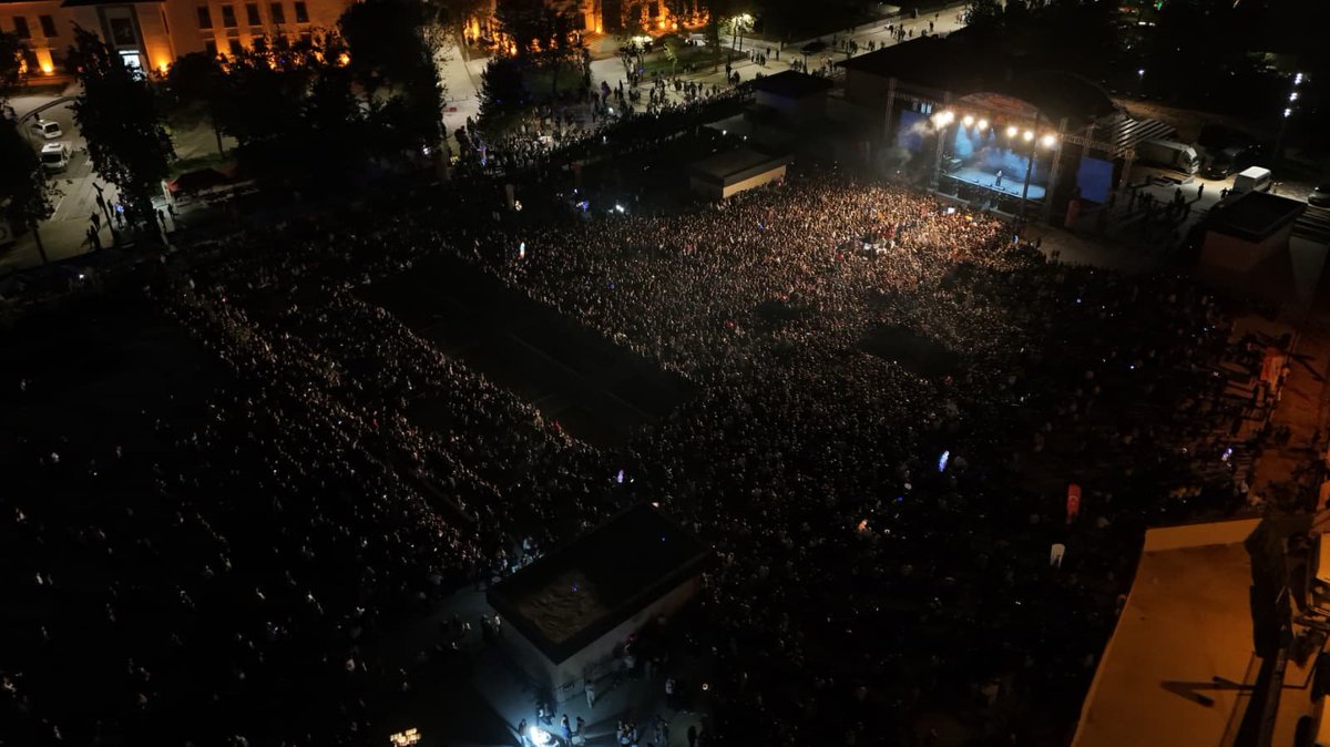 TC_UsakValiligi's tweet photo. Uşak’ta gençliğin enerjisi, müziğin coşkusuyla buluştu!

“Kampüsten Şehre Gençlik Buluşması”nın ikinci gününde Millet Bahçemiz, Poizi konseriyle binlerce hemşehrimizin aynı heyecanı paylaştığı büyük bir buluşmaya ev sahipliği yaptı.

Müziğin ritmi, gençlerimizin enerjisi ve hemşehrilerimizin coşkusuyla Uşak’ta unutulmaz bir akşam yaşandı.

Bu büyük coşkuya ortak olan, meydanımızı heyecanıyla dolduran tüm gençlerimize ve kıymetli hemşehrilerimize gönülden teşekkür ediyoruz.

📍 Uşak Millet Bahçesi