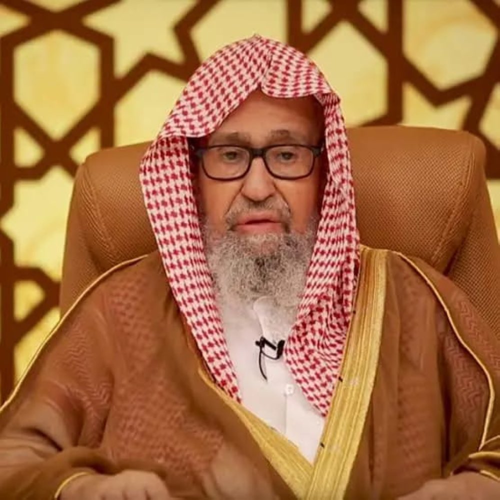 a_albander's tweet photo. سماحة مفتي عام المملكة رئيس هيئة كبار العلماء الدكتور صالح الفوزان | 🇸🇦 

يوجه بيان للمرابطين ولقوات التحالف، فيما يلي نص ، أما بعد:

 إن اللّه عز وجل مَنَّ علينا بهذا الدين القويم (الإسلام) قال اللّه سبحانه وتعالى:

(وَجاهِدوا فِي اللَّهِ حَقَّ جِهادِهِ هُوَ اجتَباكُم وَما جَعَلَ عَلَيكُم فِي الدّينِ مِن حَرَجٍ مِلَّةَ أَبيكُم إِبراهيمَ هُوَ سَمّاكُمُ المُسلِمينَ مِن قَبلُ وَفي هذا لِيَكونَ الرَّسولُ شَهيدًا عَلَيكُم وَتَكونوا شُهَداءَ عَلَى النّاسِ فَأَقيمُوا الصَّلاةَ وَآتُوا الزَّكاةَ وَاعتَصِموا بِاللَّهِ هُوَ مَولاكُم فَنِعمَ المَولى وَنِعمَ النَّصيرُ) الحج: 78، 

ثم إن اللّه عز وجل منَّ علينا في هذه البلاد الطيبة المباركة المملكة العربية السعودية باجتماع الكلمة، ووحدة الصف، حول ولاة أمرنا -أيدهم اللّه-.

 ومن مِنن اللّه الكبرى على المملكة العربية السعودية أن أقامها على كتاب اللّه عز وجل وسنة رسوله صلى اللّه عليه وسلم، وأن شرّفها بخدمة الحرمين الشريفين، البيت العتيق، ومسجد رسول اللّه صلى اللّه عليه وسلم، فحصل للحرمين الشريفين من الخدمة والرعاية ما لم يسبق له مثيل منذ الخلافة الراشدة. 

فكان الحفاظ على هذا الكيان العظيم، والمرابطة على حدوده، وصد العدوان عنه، ومعاقبة كل من يريد مسَّ شبر منه، من أعظم الواجبات، وأفضل القربات، ومما تبذل فيه المُهج والأنفس ابتغاء مرضاة اللّه، لا سيما وهذا الوطن العظيم يحتضن مقدسات المسلمين، ويُقام في مشاعره ركن عظيم من أركان الإسلام (الحج)، وشعيرة من شعائره العظام (العمرة).

 فنوصي أبناءنا المرابطين، بالصبر والمصابرة والمرابطة، فلقد اختصكم اللّه تعالى بفضل أيّما فضل، وأجر أيّما أجر، قال الله تعالى: 
(يا أَيُّهَا الَّذينَ آمَنُوا اصبِروا وَصابِروا وَرابِطوا وَاتَّقُوا اللَّهَ لَعَلَّكُم تُفلِحونَ) آل عمران: 200،

وقال عليه الصلاة والسلام فيما صح عنه: "رباط يوم في سبيل اللّه خير من الدنيا وما عليها".

 وفضائل المرابط وما يختصُ به من المزايا عظيمة جدًا ، فقد صح عنه صلى اللّه عليه وسلم أنه قال: "رباط يوم وليلة خير من صيام شهر وقيامه، وإن مات جرى عليه عمله الذي كان يعمله، وأجري عليه رزقه، وأمن الفتَّان ".

وقال عليه الصلاة والسلام: "كل ميّت يُختم على عمله إلا المرابط، فإنه ينمو له عمله إلى يوم القيامة، ويُومِّن من فتَّان القبر". 

وقال عليه الصلاة والسلام: "عينان لا تمسهما النار عين بكت من خشية الله، وعين باتت تحرس في سبيل اللّه". 

وتلك فضائل وأجور عظيمة للمرابط: (فَاستَبشِروا بِبَيعِكُمُ الَّذي بايَعتُم بِهِ وَذلِكَ هُوَ الفَوزُ العَظيمُ) التوبة: 111.

 وإن مما يجب -أيها الأخوة المرابطون- أن تكونوا على استعداد دائم للقيام بالواجب، والسمع والطاعة لولاة الأمر، ولقياداتكم في الميدان، وتنفيذ الأوامر بكل إتقان.

كما أمر اللّه عز وجل صحابة نبيه صلى اللّه عليه وسلم بذلك، فقال تعالى: (وَأَطيعُوا اللَّهَ وَرَسولَهُ وَلا تَنازَعوا فَتَفشَلوا وَتَذهَبَ ريحُكُم وَاصبِروا إِنَّ اللَّهَ مَعَ الصّابِرينَ) الأنفال: 46، وأنتم على خطى صحابة نبيه، تدافعون عن مقدسات المسلمين، وترفعون راية التوحيد.

 هذا ونتوجّه إلى إخواننا من قوات التحالف بالتحية والتقدير، فإنكم على ثغر عظيم، وفي مهمة شريفة جليلة، فاعتصموا بحبل الله، وحدوا صفوفكم، وتطاوعوا فيما بينكم، واجمعوا كلمتكم امتثالًا لقول ربكم: (وَاعتَصِموا بِحَبلِ اللَّهِ جَميعًا وَلا تَفَرَّقوا) آل عمران: 103،

واعلموا أنكم تقاتلون عدوًا، قد أفسد في البلاد، وفرَّق العباد، وخرج على ولاة أمره، ورام شرًا بمقدسات المسلمين؛ ولكنّ اللّه تعالى لهم بالمرصاد.

 تلكم جماعة الحوثي، عصابة الشر، ودسيسة الأعداء، التي قامت على فساد في العقيدة، وفساد في المنهج، فخرجت على ولاة أمرها، في فتن متتابعة طوال سنوات كثيرة؛ حتى فرَّقت البلاد والعباد، فكونوا صفًا واحدًا تجاه هذه الفرقة الضالة، والجماعة المنحرفة، التي تكفر صحابة النبي صلى اللّه عليه وسلم، وتستحل دماء المسلمين، وتستبيح مساجدهم بالهدم والتدمير.

 إن إعادة الأمن والاستقرار في اليمن في ظل قيادته الشرعية من أوجب الواجبات، حتى يعيش إخواننا اليمنيون في أمن وأمان، ورخاء واستقرار، وتكون دولتهم مع بقية دول العالم الإسلامي، في نهضة وتنمية، وتماسك.

 والله ناصركم ومؤيدكم فتوكلوا عليه: (إِن يَنصُركُمُ اللَّهُ فَلا غالِبَ لَكُم وَإِن يَخذُلكُم فَمَن ذَا الَّذي يَنصُرُكُم مِن بَعدِهِ وَعَلَى اللَّهِ فَليَتَوَكَّلِ المُؤمِنونَ) آل عمران: 160.

 نسأل اللّه تعالى أن يُمدكم جميعًا بعونه، وأن يحفظ بلادنا، واليمن العزيز من كل شر، كما نسأله سبحانه أن يقطع دابر جماعة الحوثي، ومن يساعدهم ويشايعهم. إنه ولي ذلك والقادر عليه، والحمد لله رب العالمين.