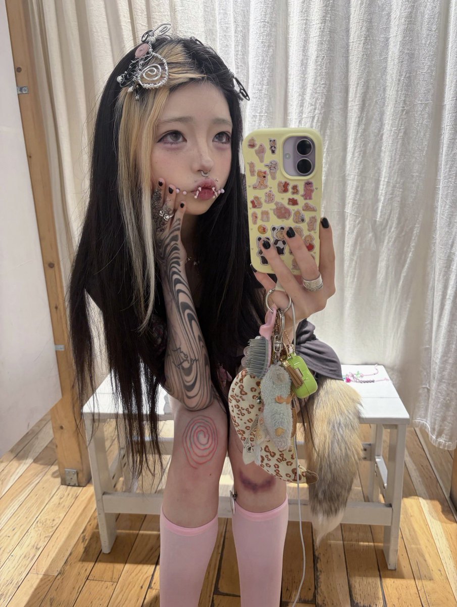 girlfoid's tweet photo. Let’s all die  ❤︎ ❤︎ https://t.co/6XdOXMEA5f