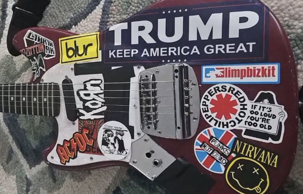 MiguensSan68923's tweet photo. JAJAAJAJ tiene un sticker de trump al lado de uno de nirvana y punks https://t.co/UQCcRNYP7N
