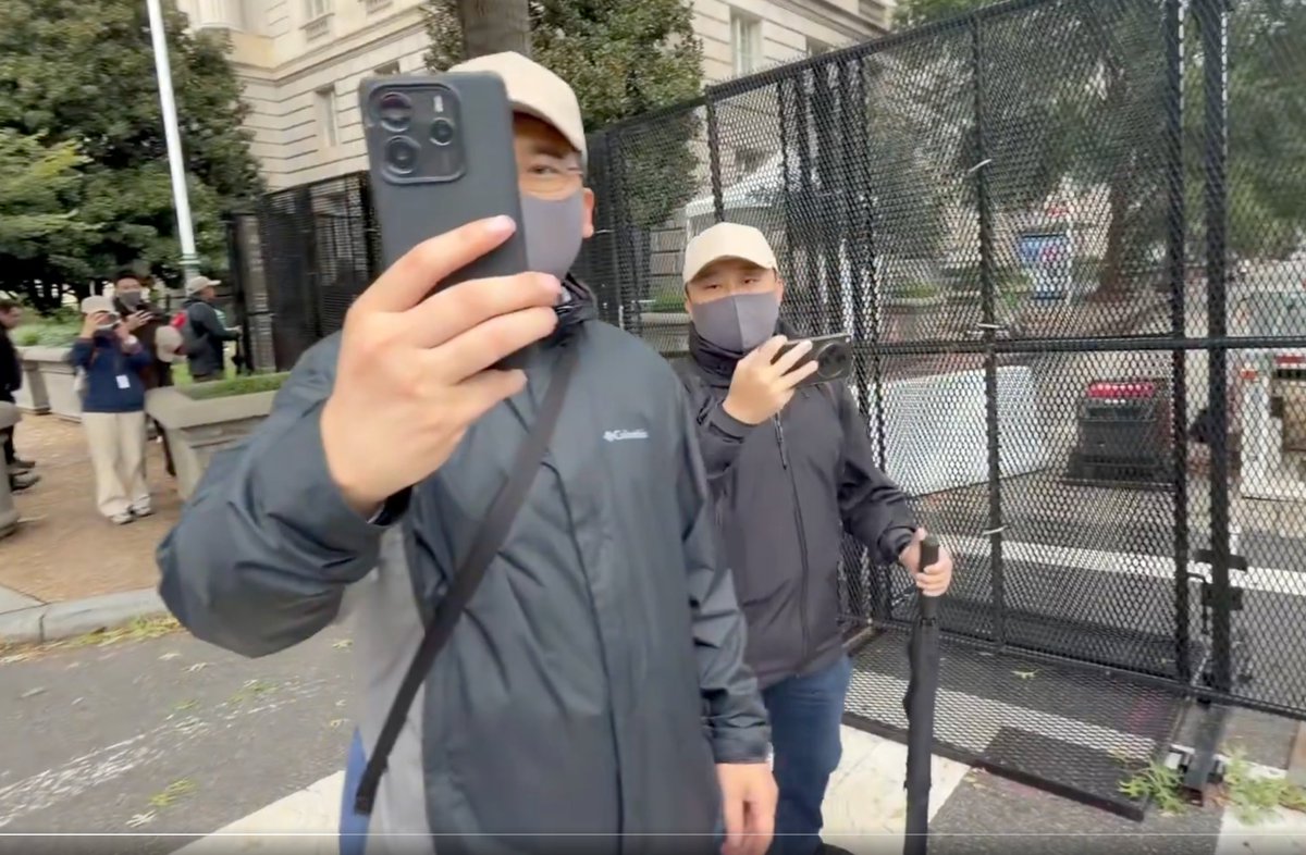 Terenceshen's tweet photo. JUST IN: Chinese secret agents have been spotted among people welcoming Xi Jinping’s visit to Washington, DC. They are all wearing masks and caps, using recording gear, pepper spray, and a black tactical umbrella. They monitor and even assault protesters when police are not around.