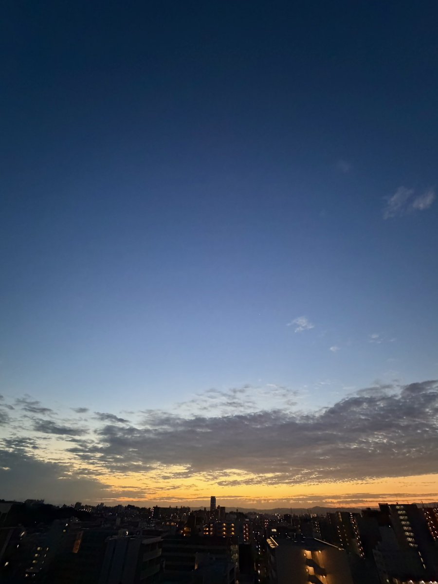Otome_Power's tweet photo. ９月２５日 金曜日　おはようございます。

０５時２６分 軽やかな風､軽やかな鳥の歌声に目覚める朝。

本日の近畿地方は、高気圧に覆われて日中は晴れますが､午後から次第に雲が広がります。
🌤️⇒⛅️⇒☁️

〈雲ひとつ わが秋天の 完結す〉一ノ木文子 https://t.co/6WU3cExLhu