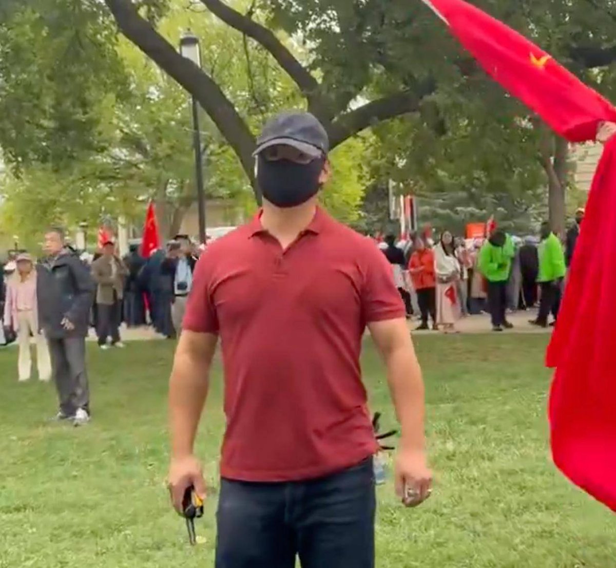 Terenceshen's tweet photo. JUST IN: Chinese secret agents have been spotted among people welcoming Xi Jinping’s visit to Washington, DC. They are all wearing masks and caps, using recording gear, pepper spray, and a black tactical umbrella. They monitor and even assault protesters when police are not around.