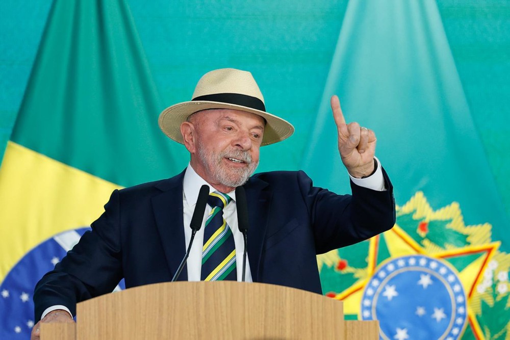 g1's tweet photo. É #FAKE que Lula menosprezou garis e disse que profissão 'não dá orgulho'; vídeo foi cortado e tirado de contexto https://t.co/FZrdPYFijL https://t.co/f5OAbYMaFB