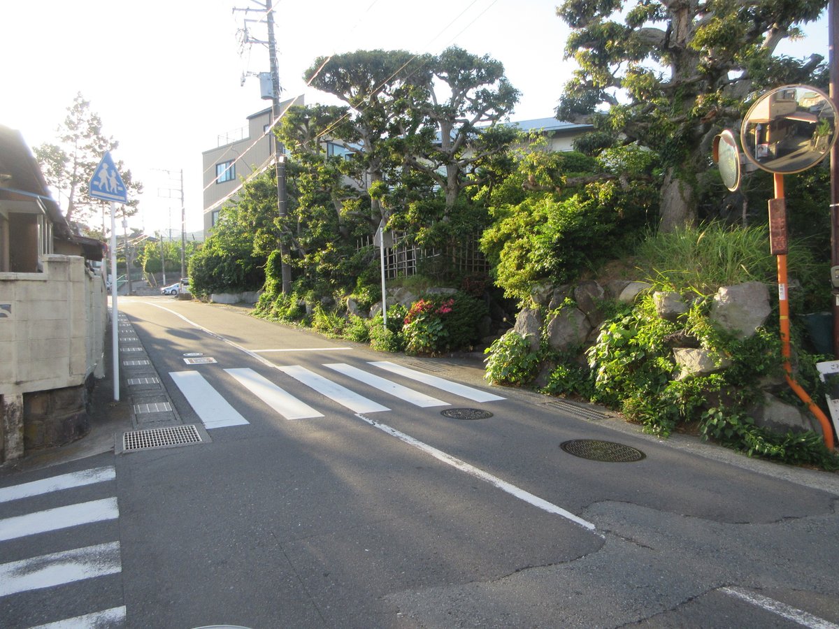 hikisimousa's tweet photo. ペニンシュラ真鶴⑧、Ｔポイントコーナー。
住宅街の狭い道を抜けるとＴ字路（丁字路）が出現。「謡坂」という石碑があるが、なぜＴポイント？
（源頼朝ゆかりの地のようだ）
ここを左折して、真鶴駅方面へ。
「先に行くぜ…兄弟…」
＃ＭＦＧ活 https://t.co/7EQimvEKRs